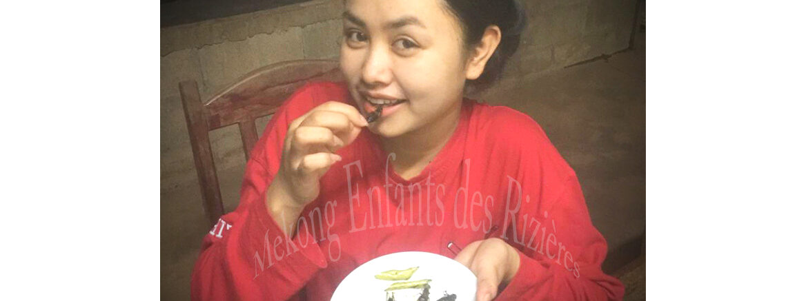 Idam mange des grillons