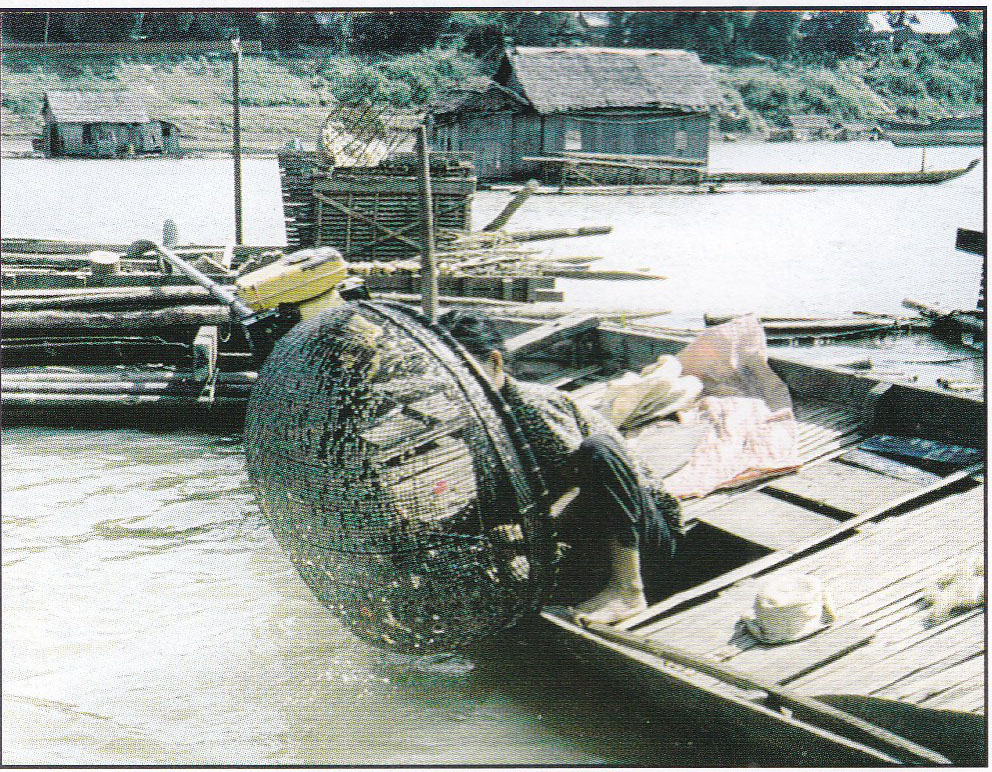 Pêche au moyen d'un panier en bambou