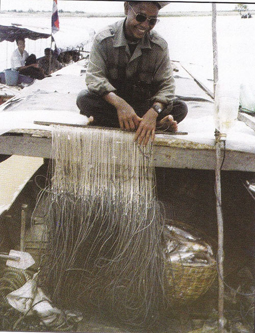 Pêcheur avec une ligne a hameçons